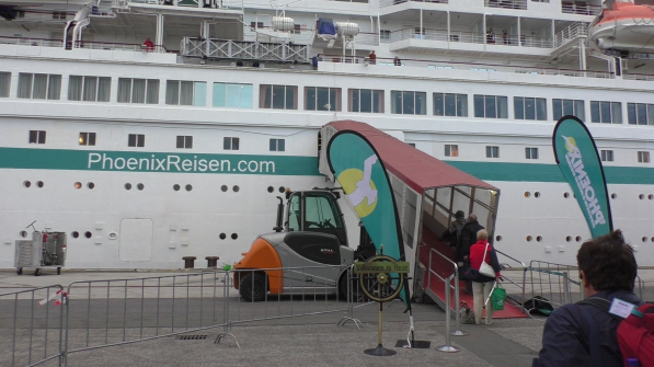 Mit Blick auf den Eingang von MS Albatros, Gäste betreten das Schiff