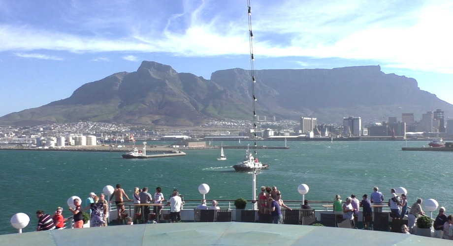 Abfahrt von MS Albatros mit Blick auf den Tafelberg in Kapstadt