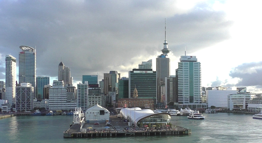 Abfahrt von Auckland mit Blick auf die Anlegestelle und Skyline von Auckland