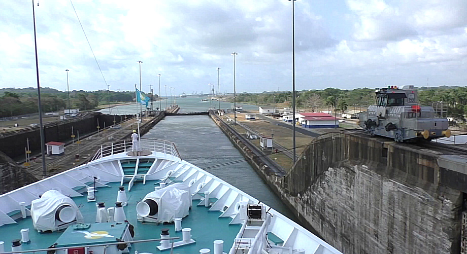 Blick von MS Albatros bei Fahrt durch den Panamakanal