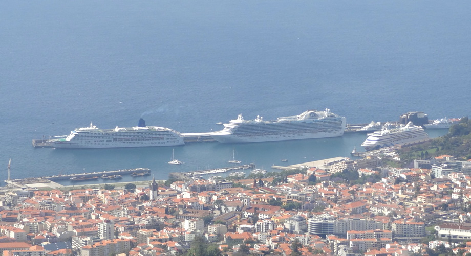 Blick vom Berg auf den Hafen von Funchal mit 3 Schiffen
