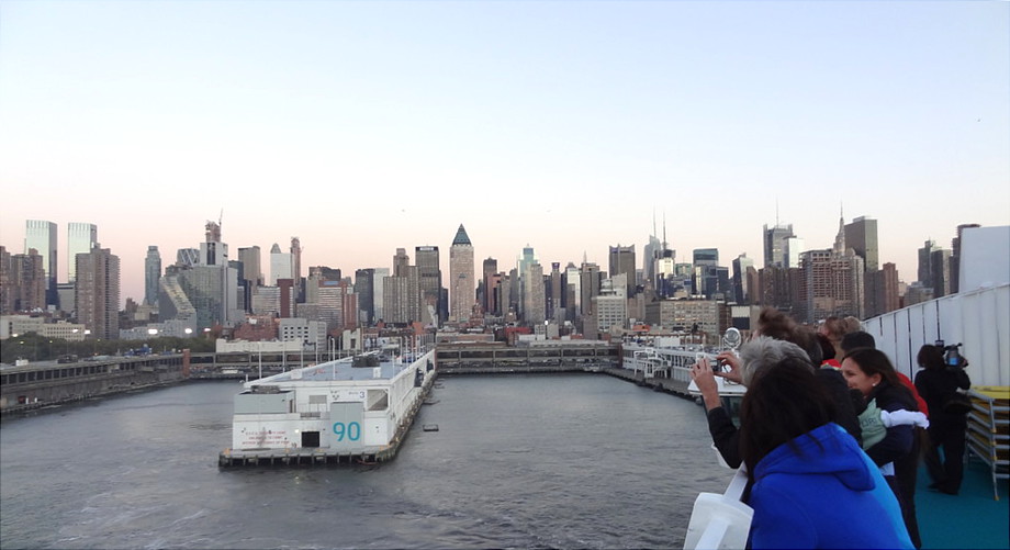 New York mit Blick vom Schiff auf die Pier 90 und die Skyline