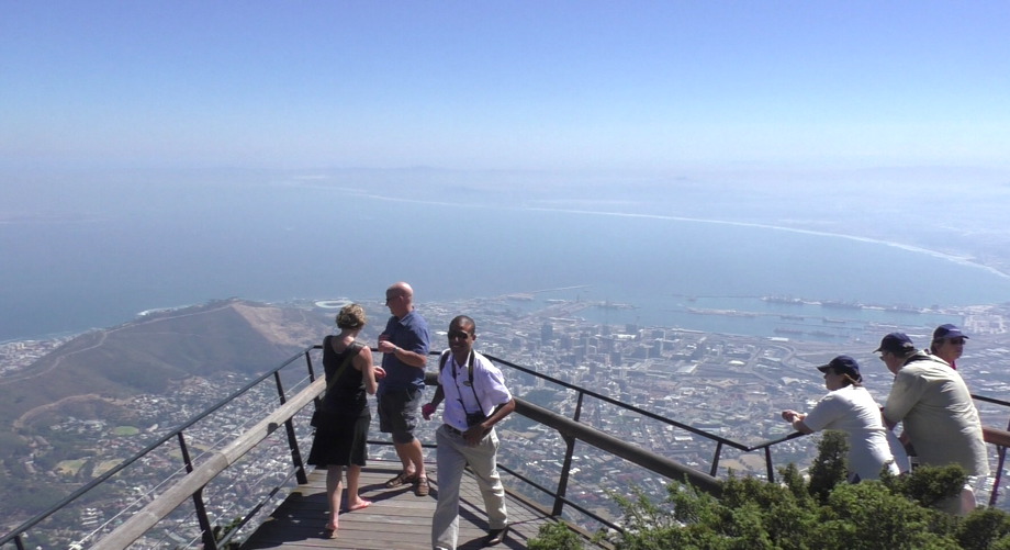 Touristen blicken vom Tafelberg auf Kapstadt