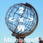 Erdkugel vom Nordkap als Weltkugel, versehen mit 2 x W und 2 Pfeilen für rechts und links um die Welt und dem Wort Mitreisetreff.